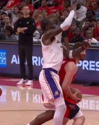 开云-今天12中9！艾顿肘击打到申京面部 裁判看回放直接吹二级恶犯驱逐